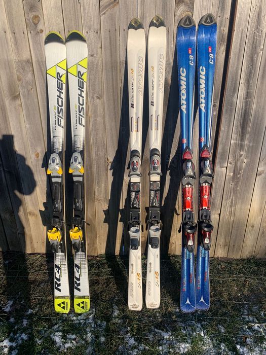 Vand 3 perechi de schiuri