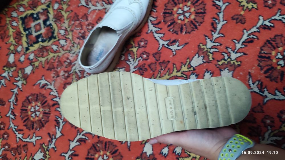 Продам кроссовки, лоферы.