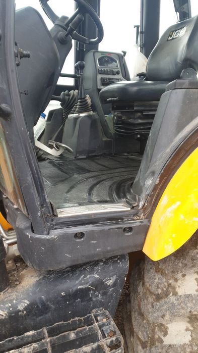 Экскаватор погрузчик JCB.