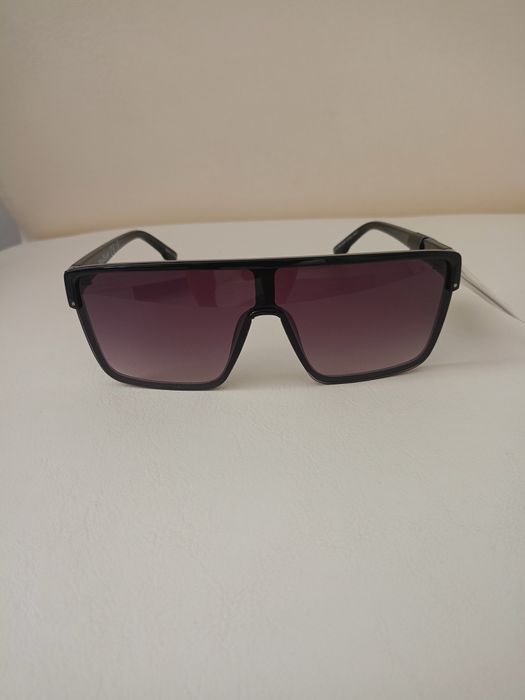 Vând ochelari de soare model deosebit produs de calitate superioara.