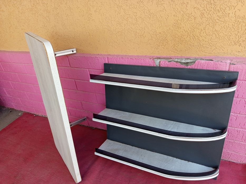 Продам ( полка навесная и столик ) .