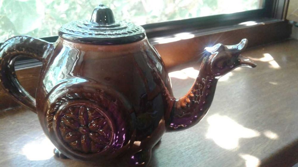 Набор посуды чайник  "ДРАКОН"   и рюмки.