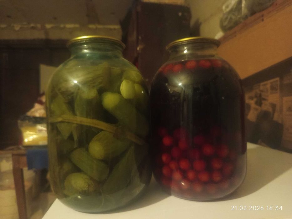Соленные огурцы, вишни