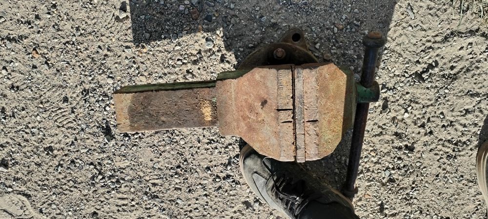 Тиски слесарные продам