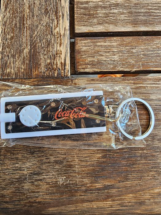 Coca cola , Fanta , Monster ключодържател , значка, камион , стойка