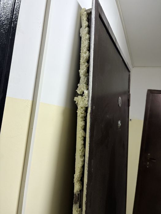 Срочно продаю дверь наружный. Торг