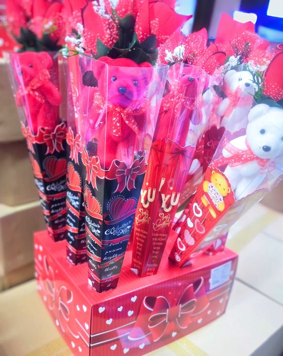 Плюшено мече - с рози в букет за подарък