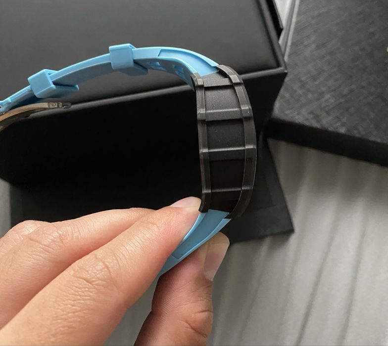 Ceas automatic din fibra de carbon