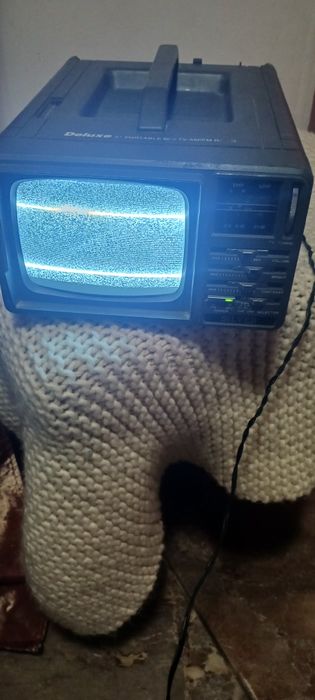 Televizor auto silver are și radio functional   functional