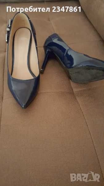 Тъмно сини лачени обувки
