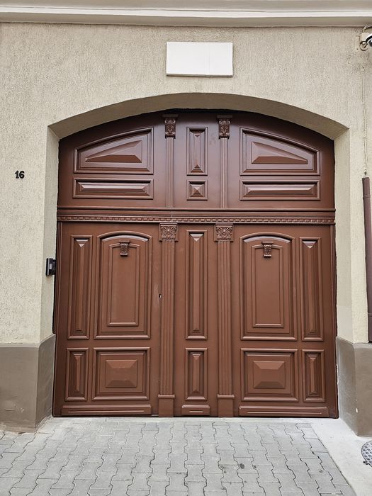 Porti din lemn doar pe comanda