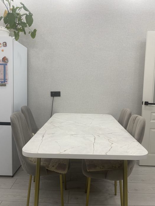 Срочно. Продам кухонный стол.