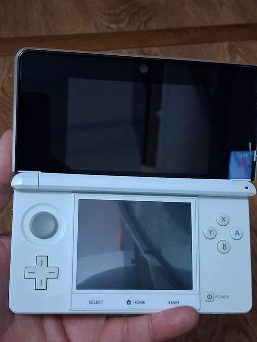 Nintendo 3DS modat cu accesorii