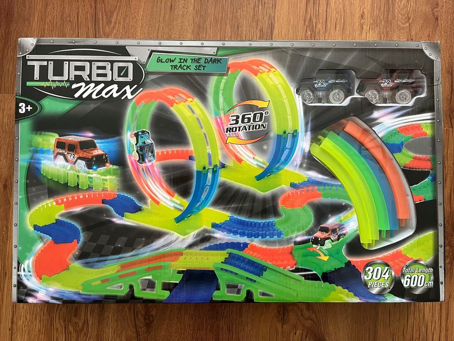 Светеща писта с две колички