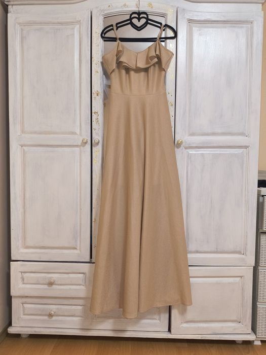 Дълга рокля в бежов цвят