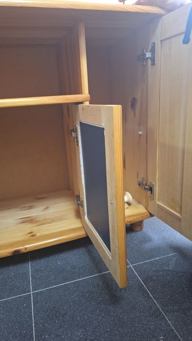 Шкафче за телевизор от чам