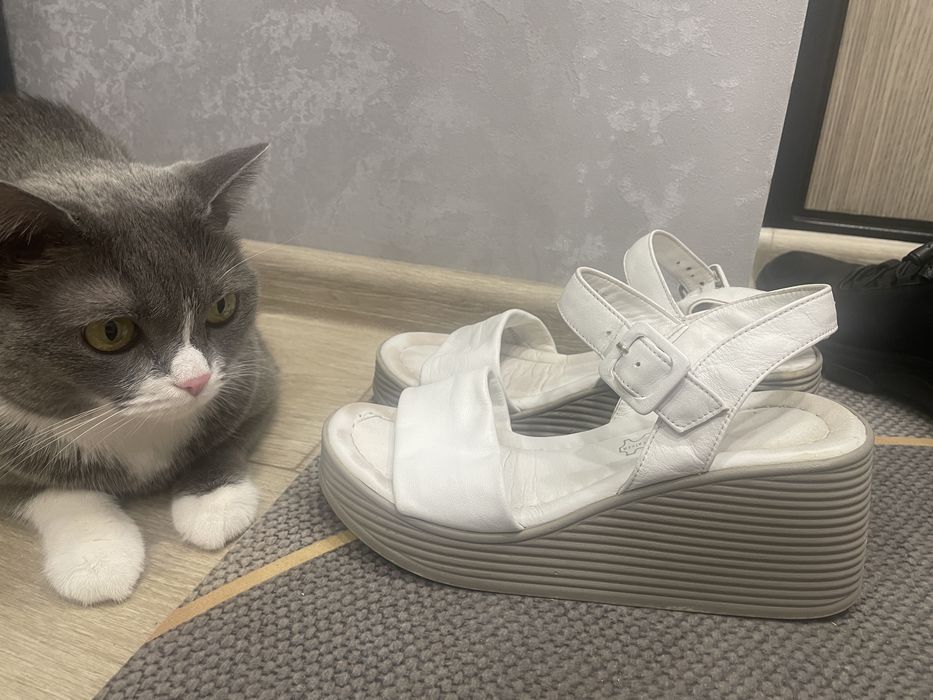 Продам босоножки