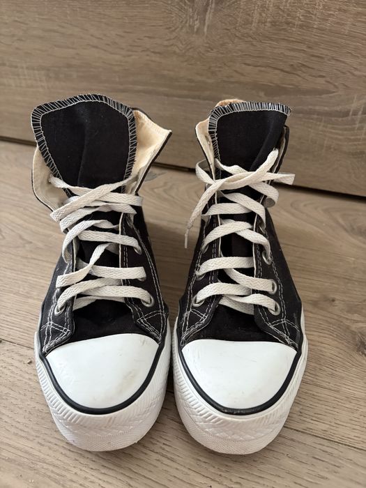 Черни кецове Converse.