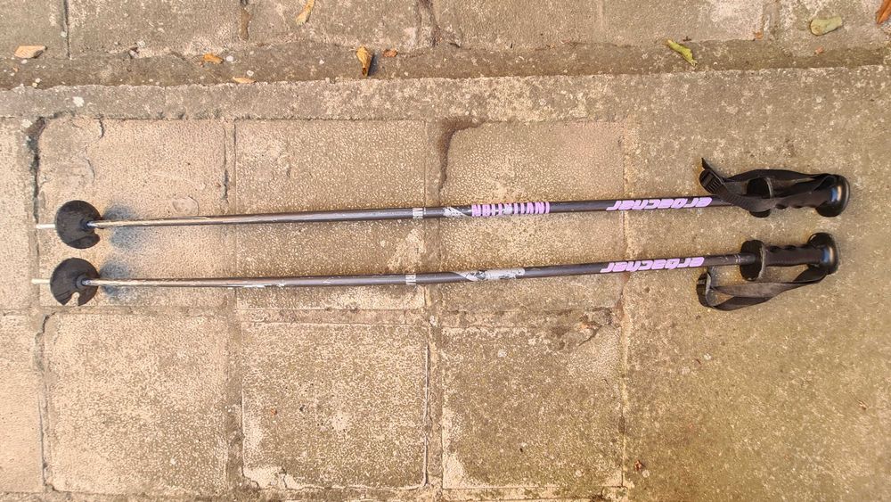 Продавам два броя употребявани ски + щеки