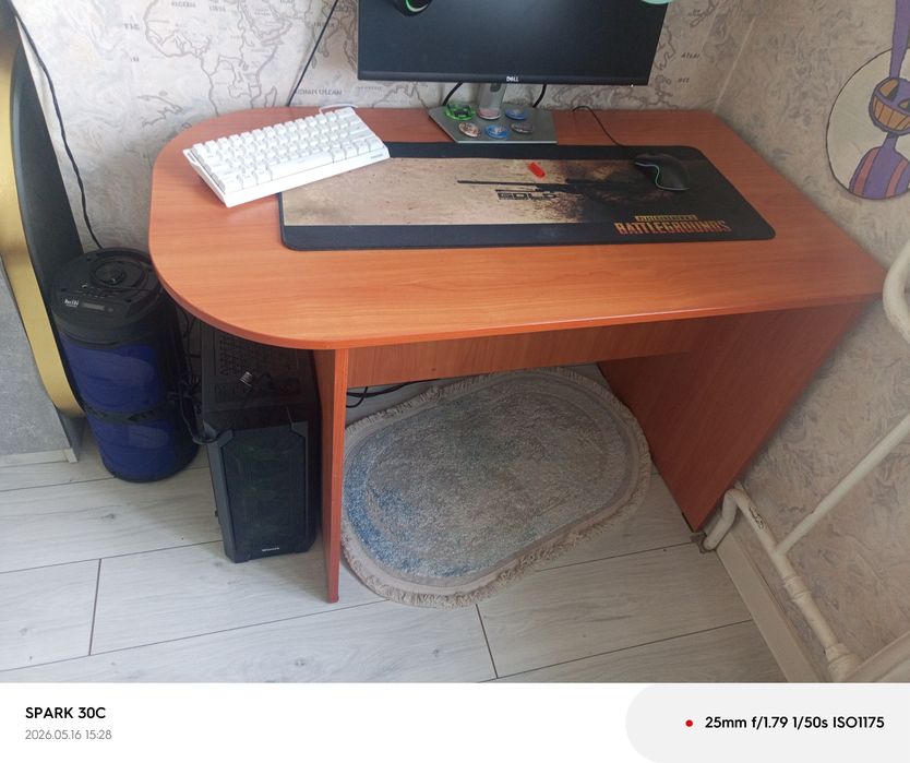 СРОЧНО  Продам стол и полку