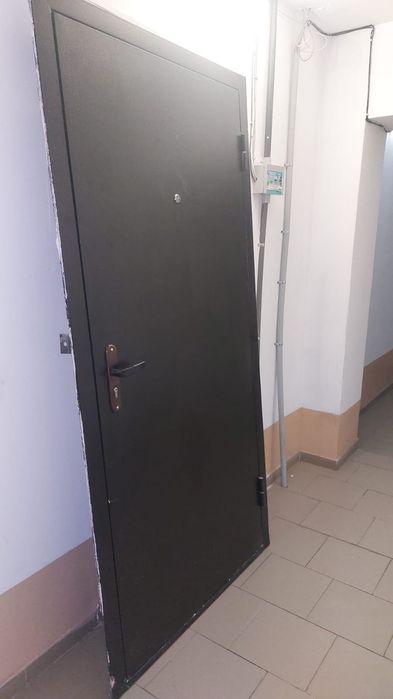Продам входную металлическую дверь.