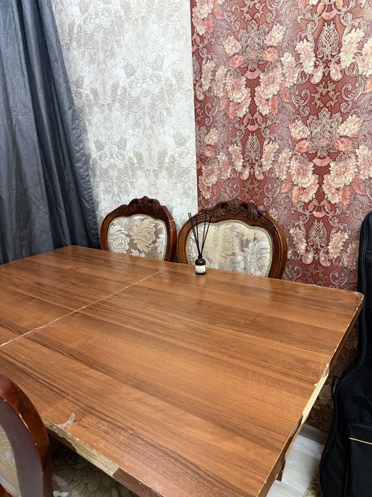Продаю стол раздвижной со стульями