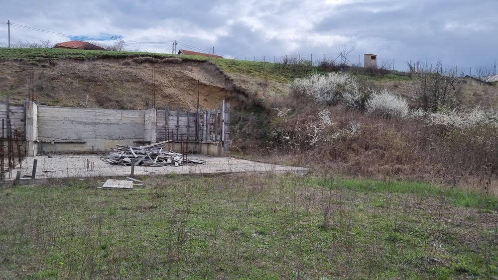 Teren 1050 mp cu casa în construcție