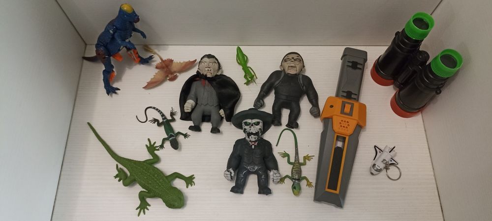 Лот играчки за момче фигурки, детектор за метал и други