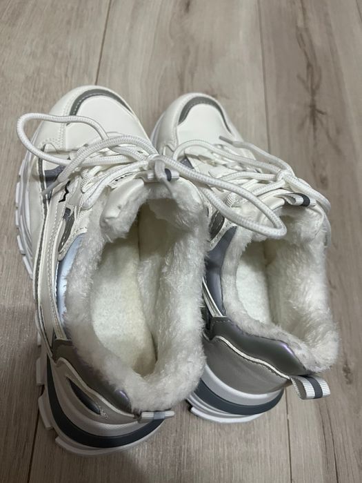 Продам весенние кроссовки  женские