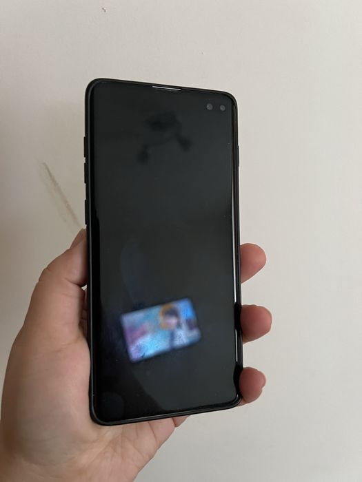 Samsung Galaxy S10+ и станция за безжично зареждане