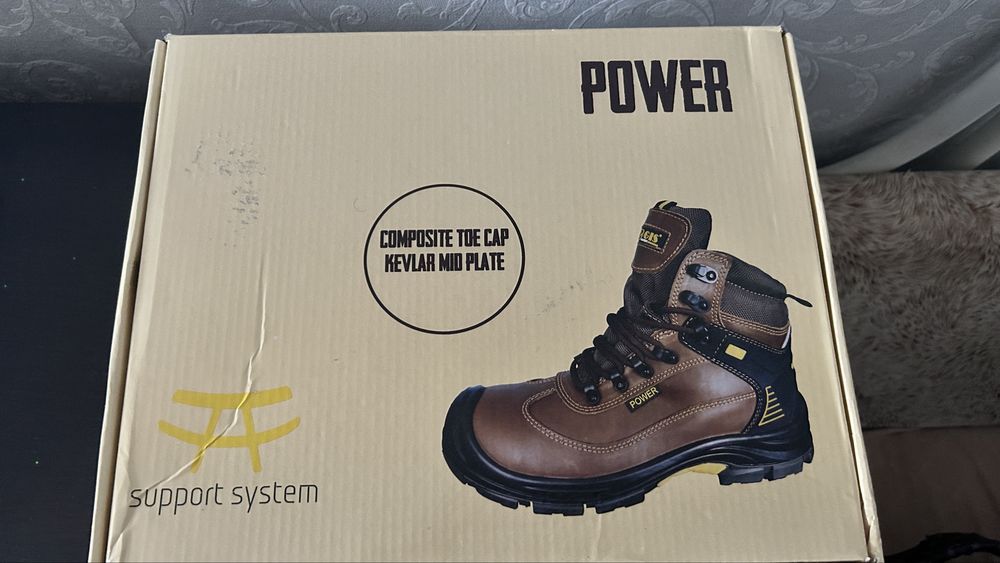 Зимние ботинки.