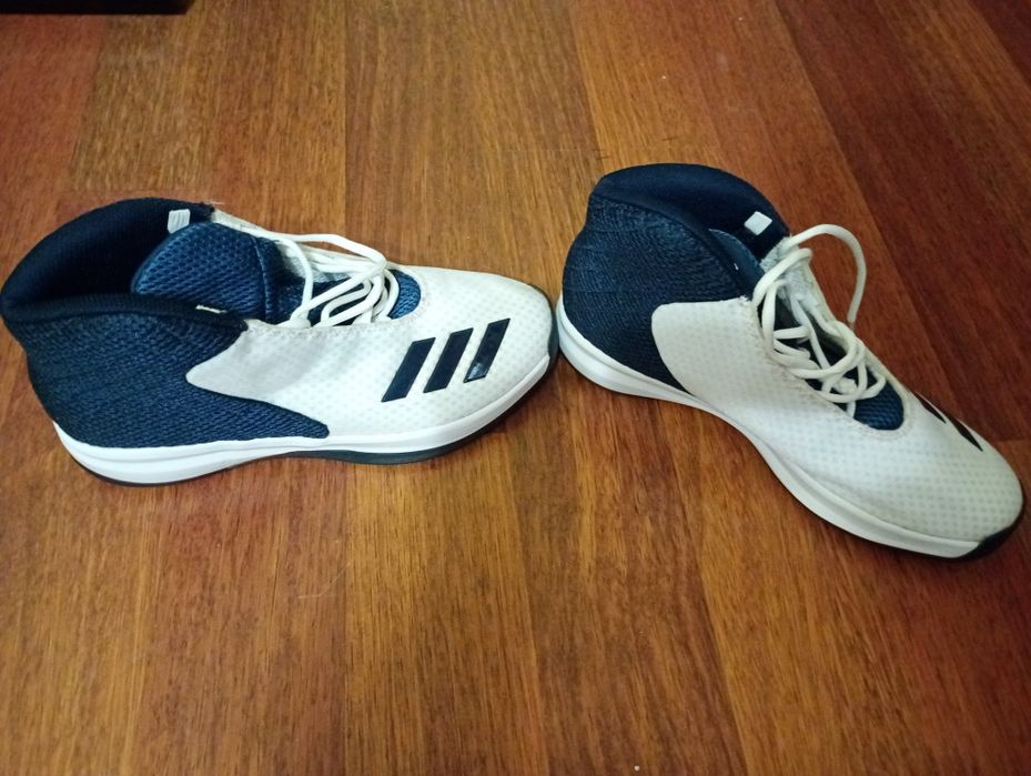 Vind adidasi, marimea 42