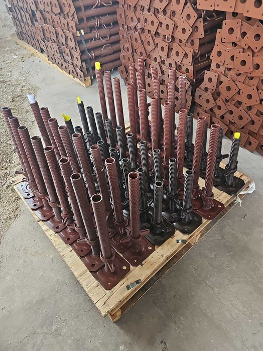 НОВИ Винтови пети за скеле 33см/50см/70см Италия