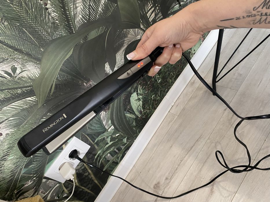 Placă de păr Remington ceramică 230°C, funcționare perfectă, oprire automată