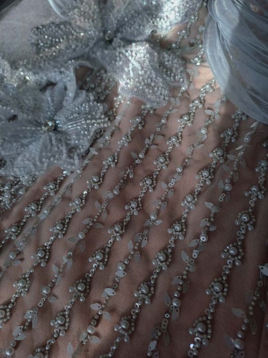 Дизайнерска рокля с 3D цветя и бляскави детайли