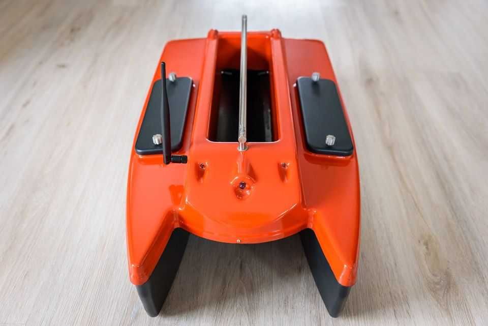 Лодка за захранка (лодка за захранване) с автопилот и LiPo батерии