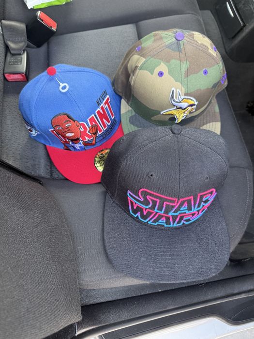 sapca New Era, costum,pantaloni schiuri, casca,placa snowboard, skiuri