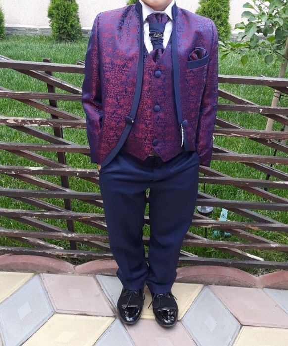 Titlu: Costum elegant băieți (sacou + vestă + pantaloni) – ocazii speciale

Preț: (completează prețul)

Descriere:
Vând costum elegant pentru băieți,