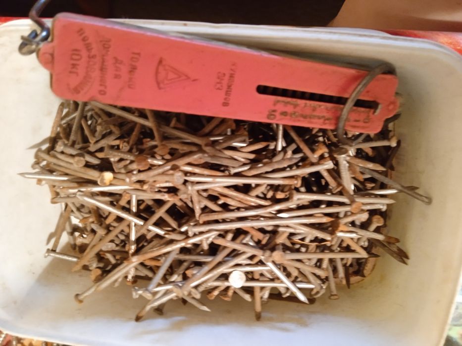 Гвозди.шурупы .шайбы винты.разных размеров..