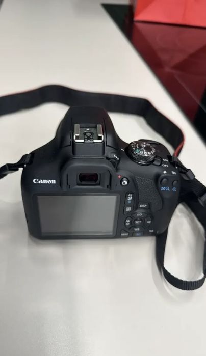 Canon EOS 2000D - полная комлектация, отличное состояние