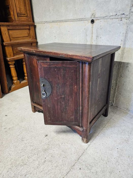 Китайски шкаф в ретро стил