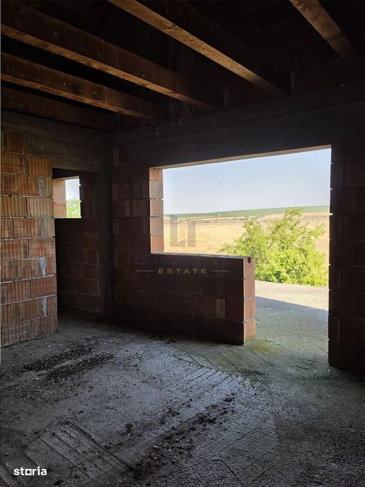 Casa parter si etaj la rosu ,Recas