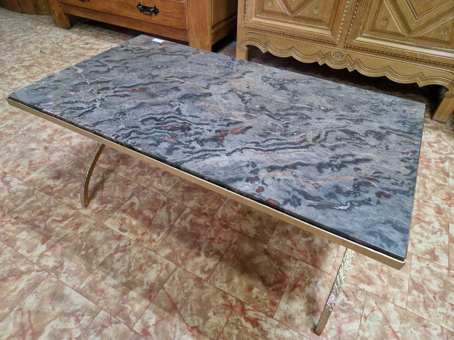 Холна маса с мраморен плот и метален корпус