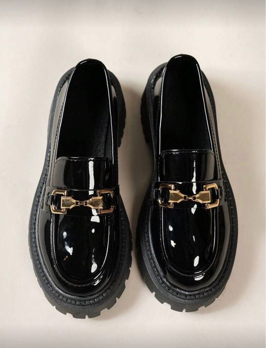 Елегантни черни лачени мокасини