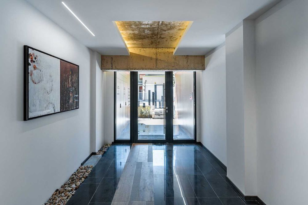 Дава се под наем Двустаен апартамент в София, Център - 65 кв.м за 765 € - Снимка #17