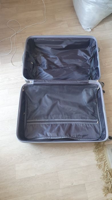 Чемодан пластиковый