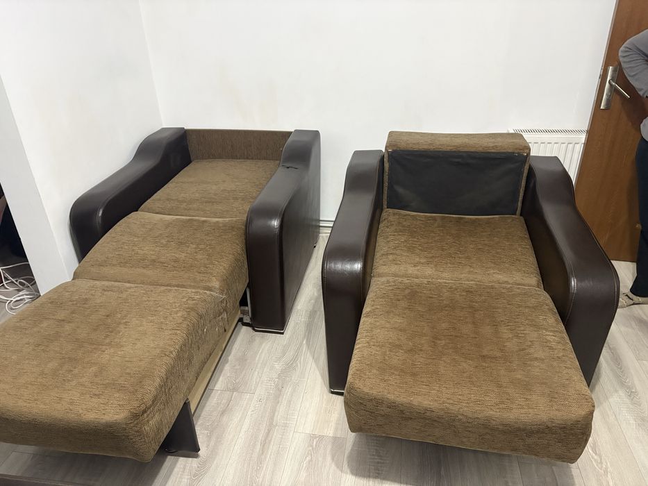 Vind  2 fotolii tip pat din piele