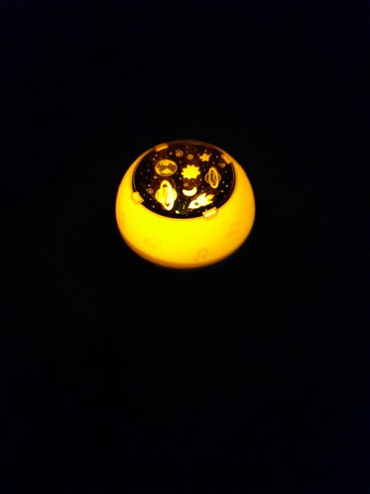 Vând lampa de veghe muzicala.