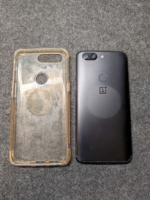 OnePlus 5T (8GB RAM / 128GB)  – Работещ, със следи от употреба