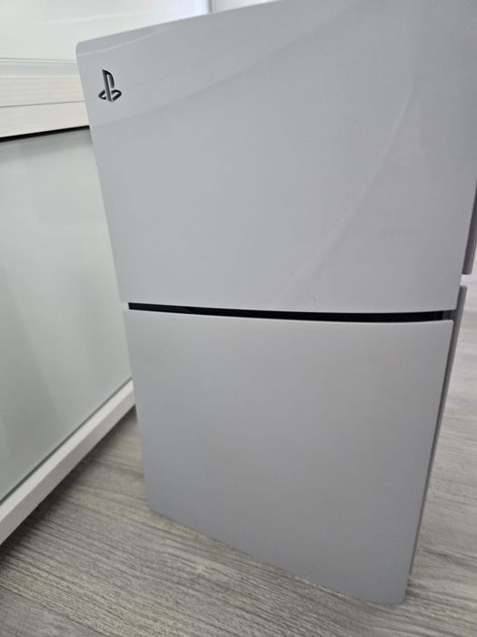 Vând Playstation 5 slim + 5 jocuri